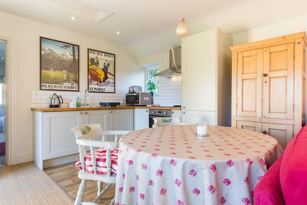 Charming Cottage Surrounded By Idyllic Garden In Peaceful Location In Central Charlbury Exterior foto